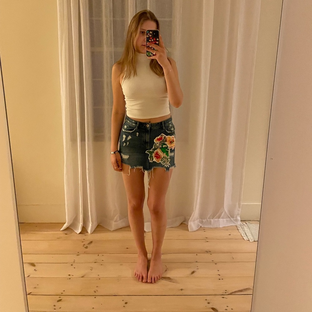 STUNNING dark wash denim skirt with sequin tropical motif😍